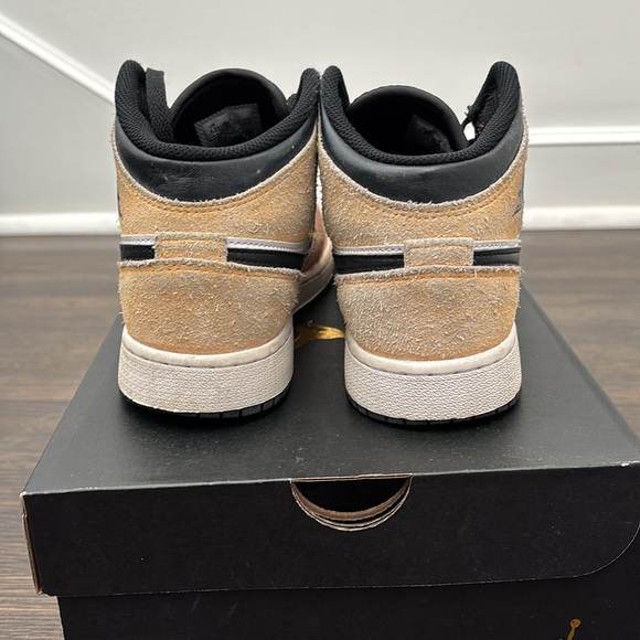 Air Jordan mid top runners - Picture 4 of 8